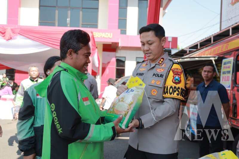 Kapolres Jember AKBP Bobby A. Condroputra saat acara gerakan pangan murah