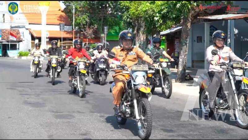 Bupati Nganjuk Marhaen Djumadi bersama Kapolres Nganjuk AKBP Henri Noveri Santoso saat patroli