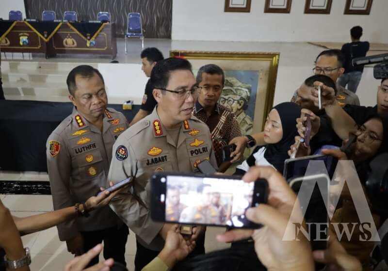 Kabid Humas Polda Jatim Kombespol Jules Abraham Abast berikan keterangan
