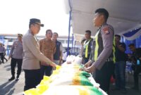 Kapolres Bojonegoro AKBP Afrian Satya Permadi saat tinjau pasar murah