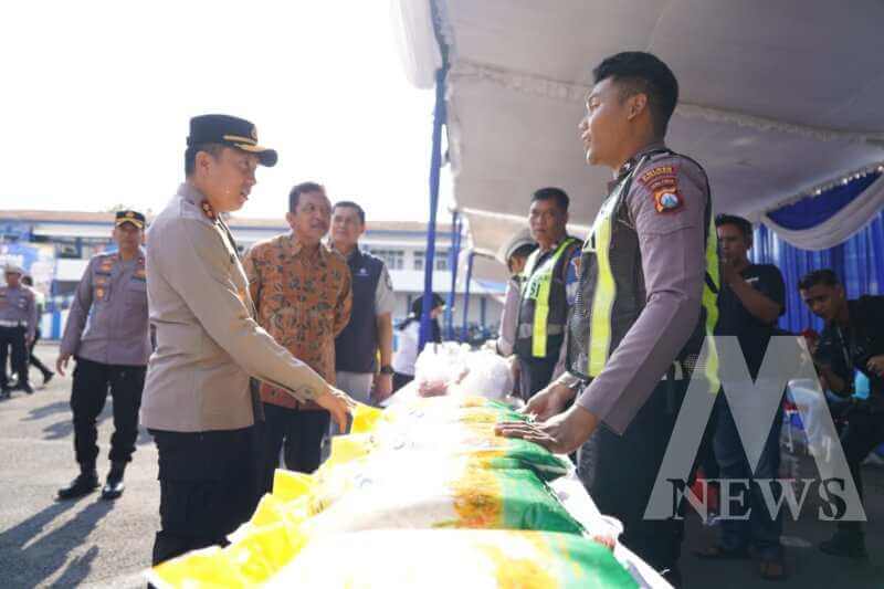 Kapolres Bojonegoro AKBP Afrian Satya Permadi saat tinjau pasar murah