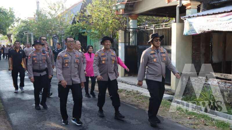 Kapolres Nganjuk AKBP Henri Noveri Santoso jalan sehat bareng anggota