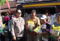 Kapolres Nganjuk AKBP Henri Noveri Santoso salurkan beras SPHP Bulog ke warga