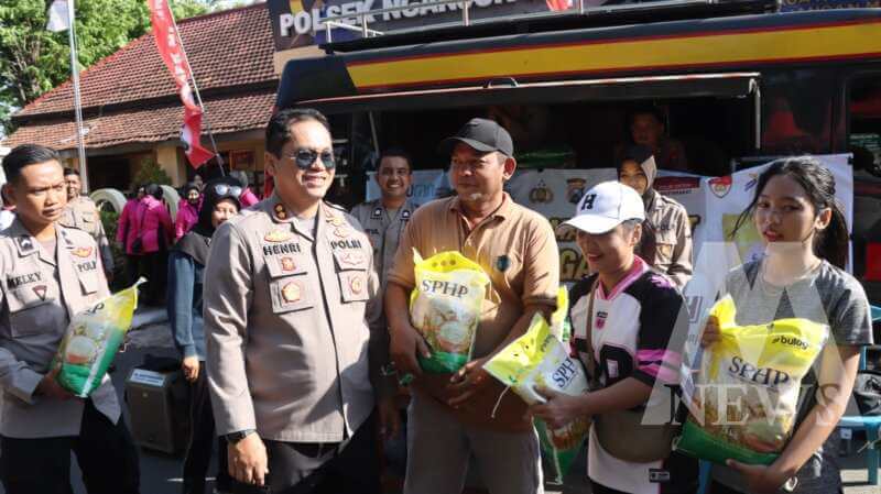 Kapolres Nganjuk AKBP Henri Noveri Santoso salurkan beras SPHP Bulog ke warga
