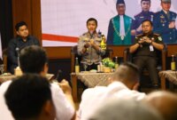 Kapolres Gresik AKBP Rovan Richard Mahenu hadiri rakor kepatuhan jam operasional