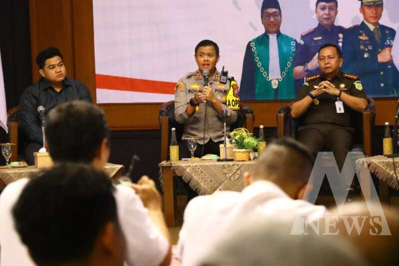 Kapolres Gresik AKBP Rovan Richard Mahenu hadiri rakor kepatuhan jam operasional