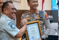 Kasatlantas Polres Nganjuk AKP Ivan Danara Oktavian terima penghargaan