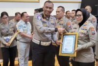 Dirlantas Polda Jatim Kombespol Iwan beri penghargaan Polwan Polres Sumenep