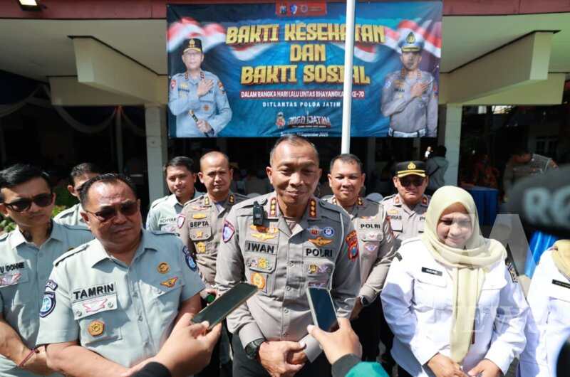 Dirlantas Polda Jatim Kombespol Iwan Saktiadi saat Baksos dan Bakkes