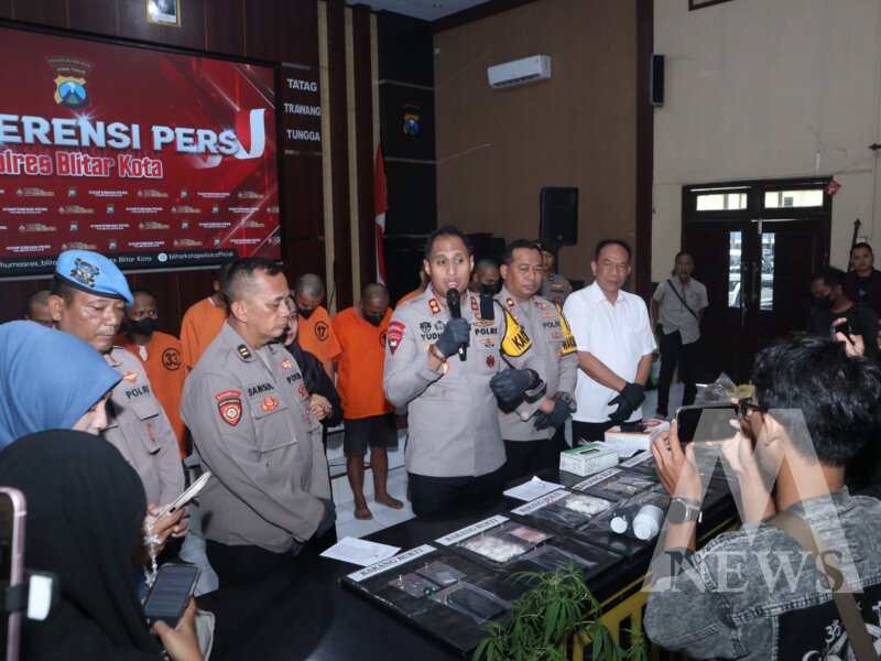 Kapolres Blitar Kota AKBP Titus Yudho Uly berikan keterangan