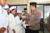Kapolres Pelabuhan Tanjung Perak AKBP Wahyu Hidayat santuni anak yatim