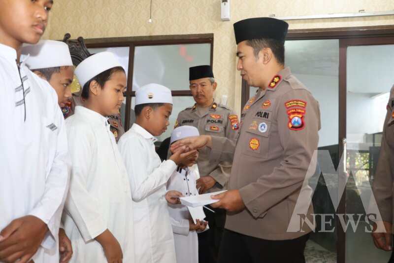Kapolres Pelabuhan Tanjung Perak AKBP Wahyu Hidayat santuni anak yatim