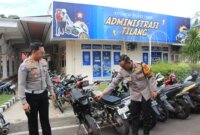 Wakapolres Tuban Kompol Achmad Robial didampingi Kasat Lantas AKP Moh. Imam Reza