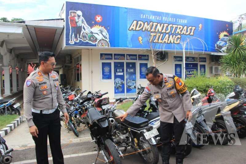 Wakapolres Tuban Kompol Achmad Robial didampingi Kasat Lantas AKP Moh. Imam Reza