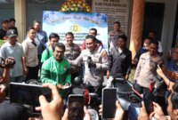 Kapolresta Banyuwangi Kombespol Rama Samtama Putra bersama pengemudi Ojol