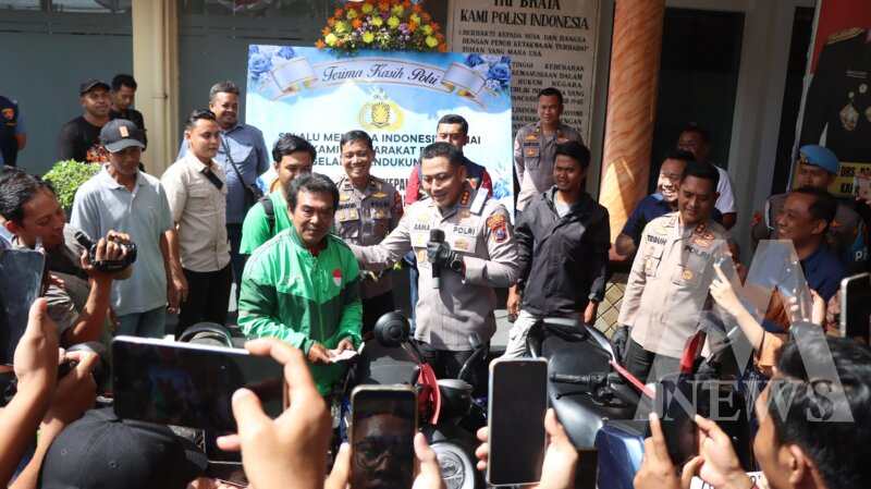 Kapolresta Banyuwangi Kombespol Rama Samtama Putra bersama pengemudi Ojol