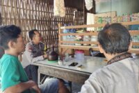 Bhabinkamtibmas Polsek Warujayeng ngopi bareng warga untuk beri sosialisasi