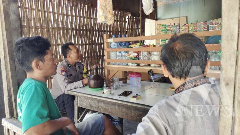 Bhabinkamtibmas Polsek Warujayeng ngopi bareng warga untuk beri sosialisasi