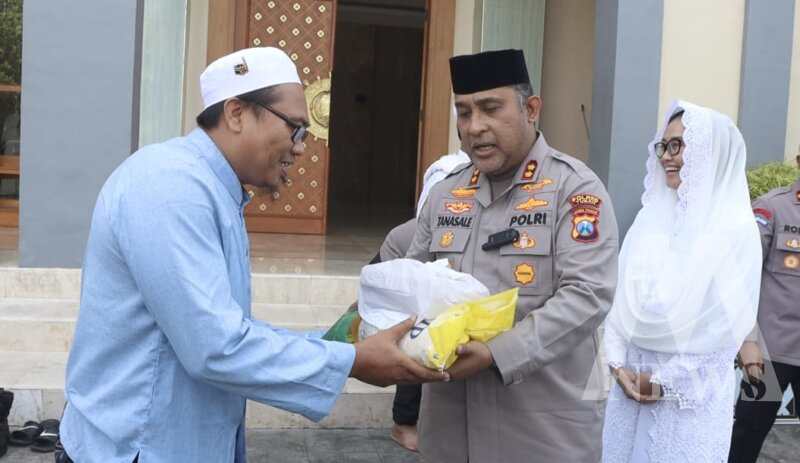 Kapolres Tuban AKBP William Cornelis Tanasale serahkan bantuan