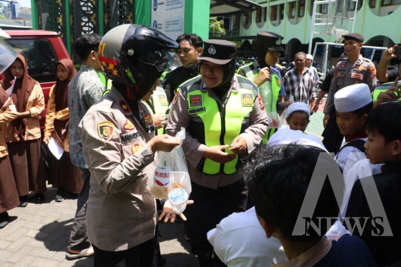 Polres Pelabuhan Tanjung Perak Patroli Harkamtibmas dan Jum'at Berkah