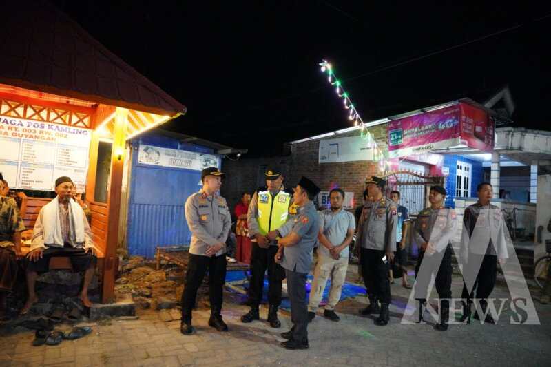 Kapolres Bojonegoro AKBP Afrian Satya Permadi saat patroli gabungan bersama warga