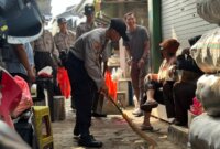 Siswa Diktukba Polri SPN Polda Jatim punguti sampah di pasar Mojokerto