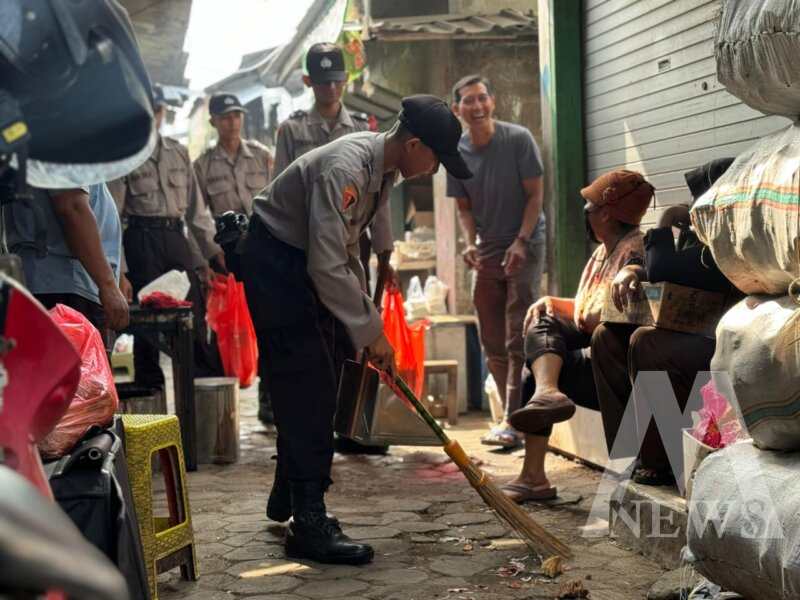 Siswa Diktukba Polri SPN Polda Jatim punguti sampah di pasar Mojokerto
