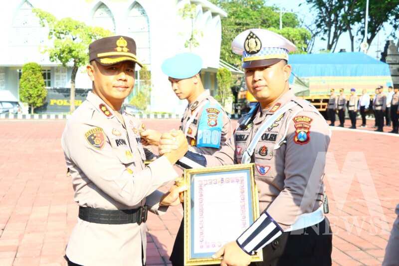 Kapolres Gresik AKBP Rovan Richard Mahenu apresiasi anggota berprestasi