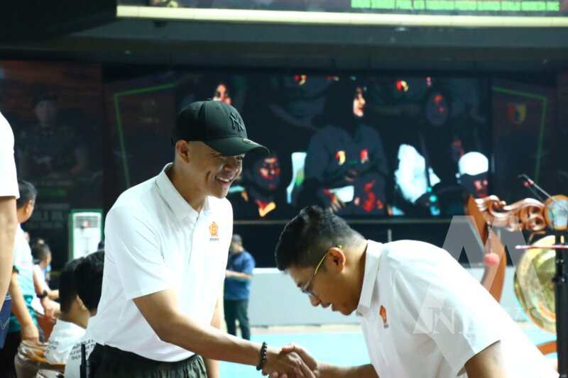 Kapolres Gresik AKBP Rovan Richard Mahenu saat acara HUT TNI ke-80, Open Tournament Bola Voli Piala Panglima TNI