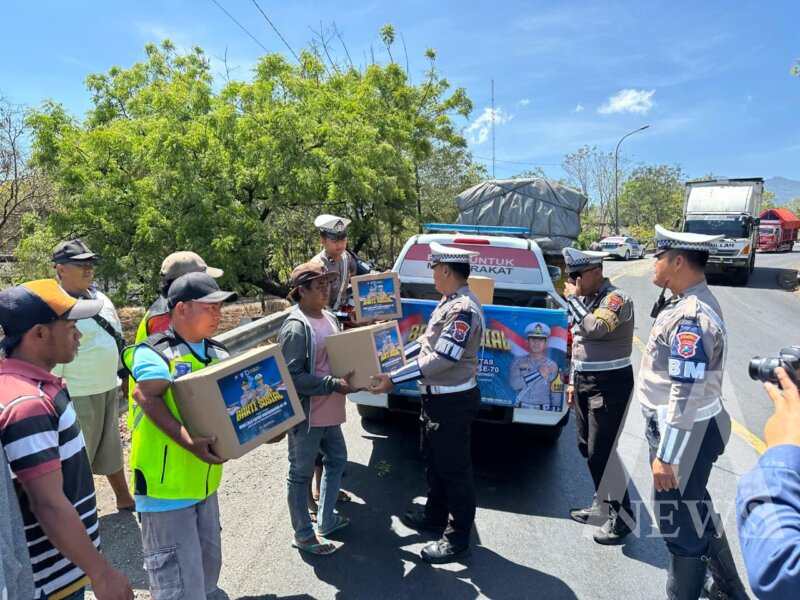 Satlantas Polres Situbondo bagi Sembako
