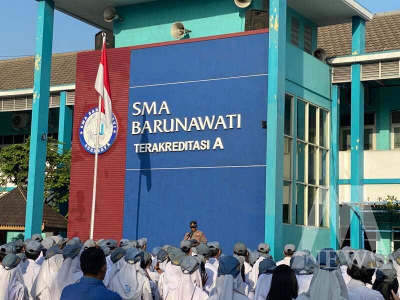 Polres Pelabuhan Tanjung Perak sosialisasi ke SMA Barunawati Surabaya