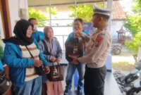 Satlantas Polres Bondowoso bagi sembako ke ojol