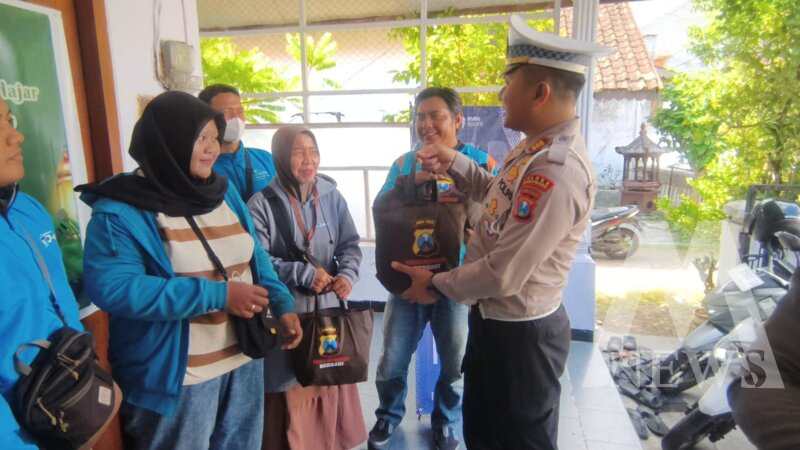 Satlantas Polres Bondowoso bagi sembako ke ojol