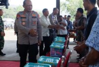Kapolda Jatim Irjen Pol Drs. Nanang Avianto bagi sembako ke nelayan Pacitan