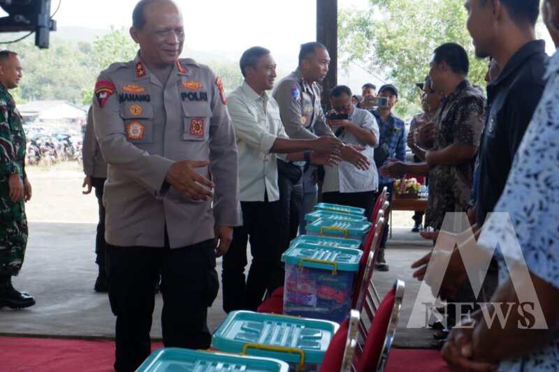 Kapolda Jatim Irjen Pol Drs. Nanang Avianto bagi sembako ke nelayan Pacitan