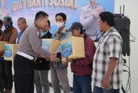 Kasatlantas Polres Gresik AKP Rizki Julianda Putera Buna bagikan paket sembako