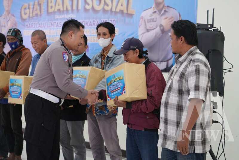 Kasatlantas Polres Gresik AKP Rizki Julianda Putera Buna bagikan paket sembako