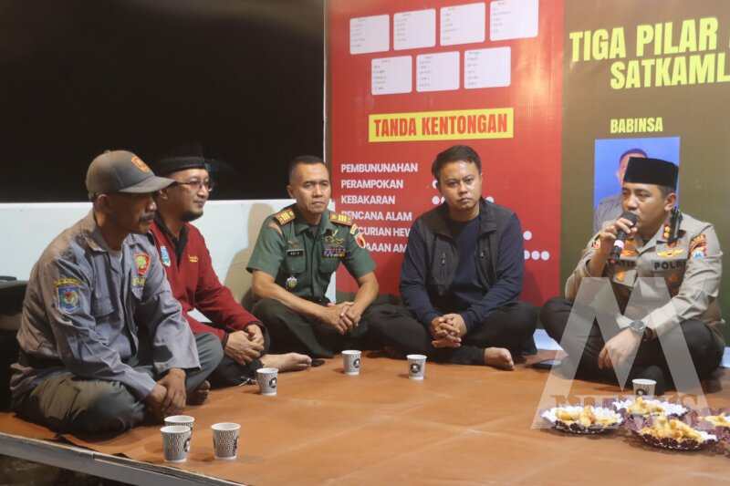 Kapolres Probolinggo AKBP M. Wahyudin Latif saat kunjungan ke pos satkamling