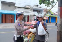 Satlantas Polres Malang Bagi Paket Sembako