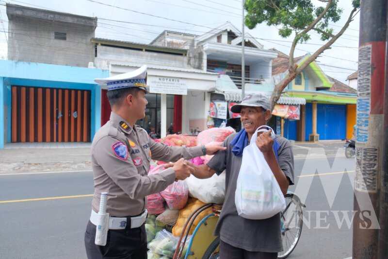 Satlantas Polres Malang Bagi Paket Sembako