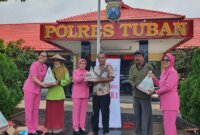 Bhayangkari Cabang Tuban berbagi nasi kotak
