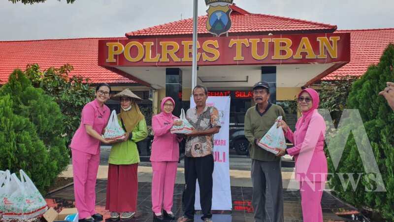 Bhayangkari Cabang Tuban berbagi nasi kotak
