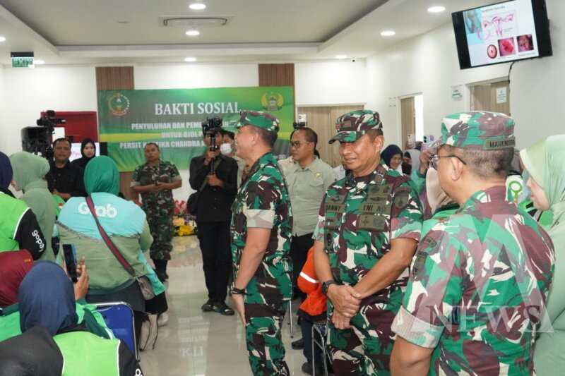 Danrem 084/BJ Brigjen TNI Danny Alkadrie dampingi Pangdam V/Brawijaya Mayjend TNI Rudy Saladin tinjau Baksos