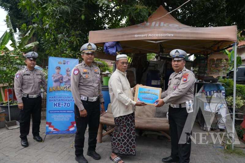 Satlantas Polres Gresik anjangsana ke Purnawirawan Polri