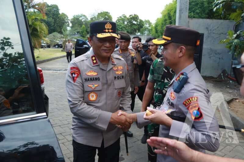 Kapolda Jatim Irjen Pol Drs. Nanang Avianto disambut Kapolres Gresik AKBP Rovan Richard Mahenu