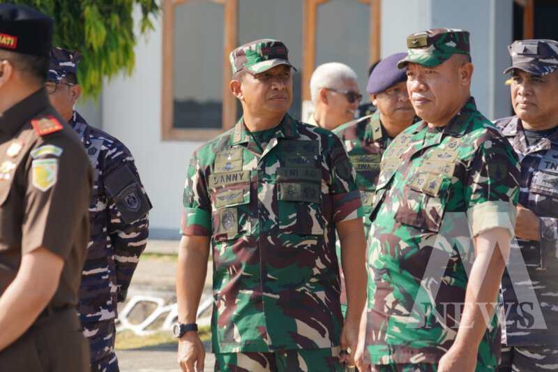 Danrem 084/Bhaskara Jaya Brigjen TNI Danny Alkadrie sambut kedatangan Menhan RI Sjafrie Sjamsoedin