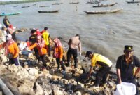 Polres Pelabuhan Tanjung Perak dan Pemkot bersihkan pesisir pantai di Surabaya