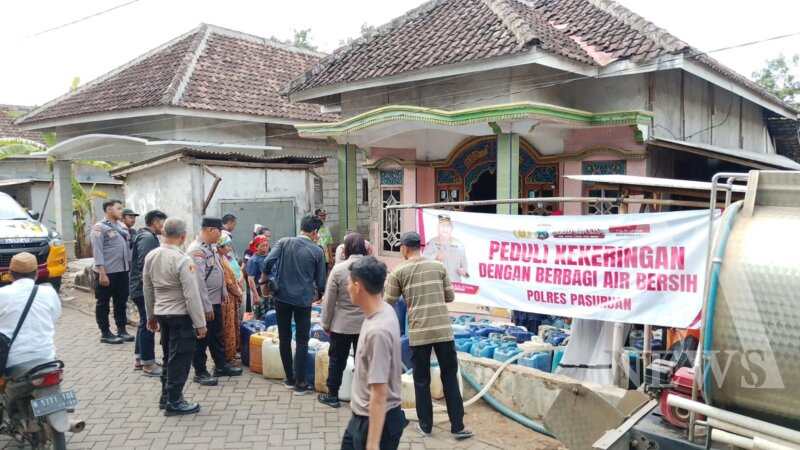 Polres Pasuruan dan PMII distribusikan air Bersih
