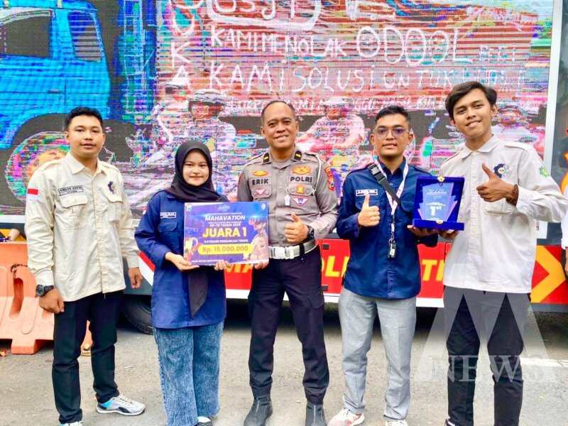 Satlantas Polres Bojonegoro bersama siswa UNUGIRI Bojonegoro