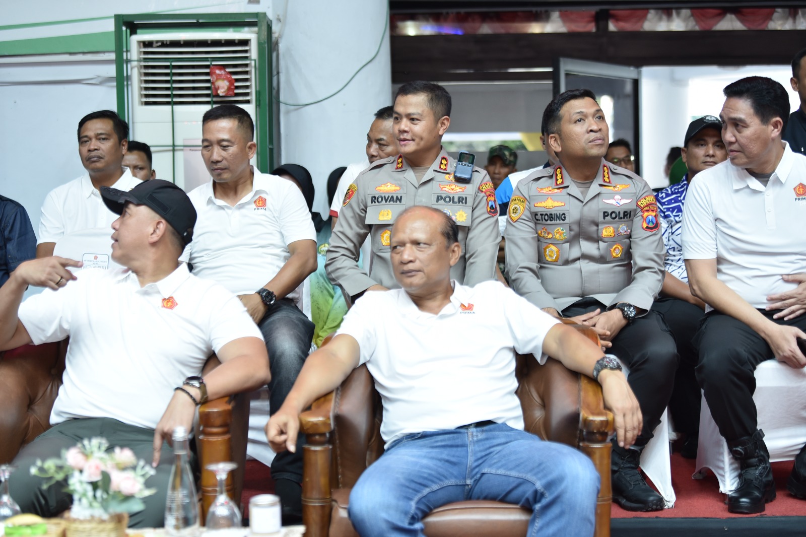 Kapolda Jatim Irjen Pol Drs. Nanang Avianto didampingi Kapolres Gresik AKBP Rovan Richard Mahenu tonton turnamen bola voli